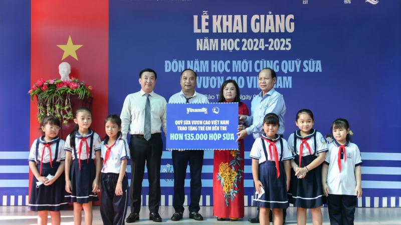 Vinamilk trao tặng gần 200.000 hộp sữa cho trẻ em nhân ngày hội tựu trường