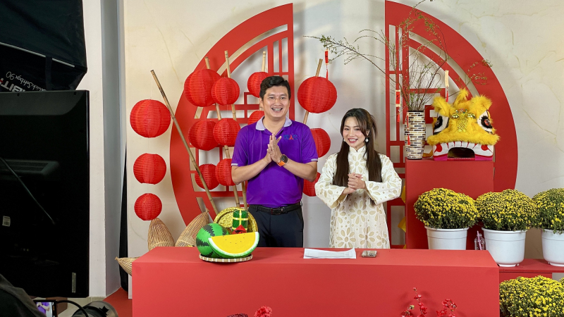 Livestream bán hàng 12 tiếng đồng hồ, lấy toàn bộ lợi nhuận tặng vé xe cho công nhân về quê đón Tết