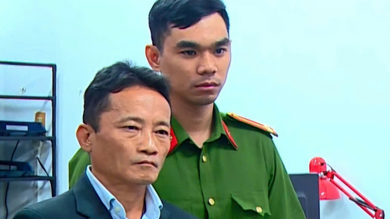 Vụ người đàn ông đi Mercedes 'múa kiếm' dọa nhân viên môi trường đô thị Nha Trang: Bình 'con' là ai?