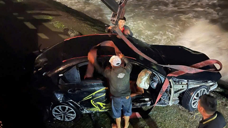 Vụ xe Mercedes chở 5 người lao xuống biển ở Nha Trang: Chuyển hồ sơ để điều tra