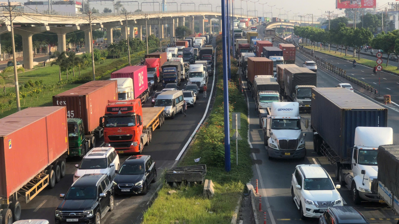 Ùn tắc nghiêm trọng trên đại lộ Võ Nguyên Giáp, hàng ngàn xe container, ô tô 'chôn chân'