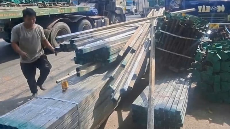 Xe container chở sắt thép đổ xuống đường, người dân hoảng loạn bỏ chạy