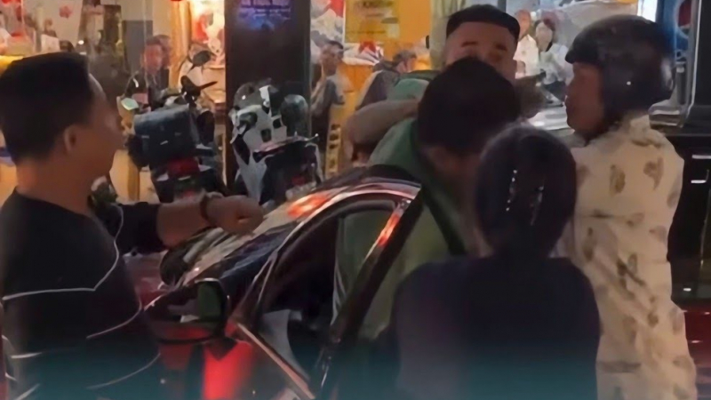 Clip: Người đàn ông đi ô tô đánh tới tấp tài xế grab tại Bình Định dù được nhường đường