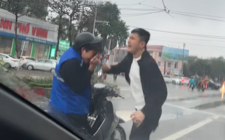 Công an xác minh clip nam shipper bị đánh dã man ngay trên đường ở Nghệ An