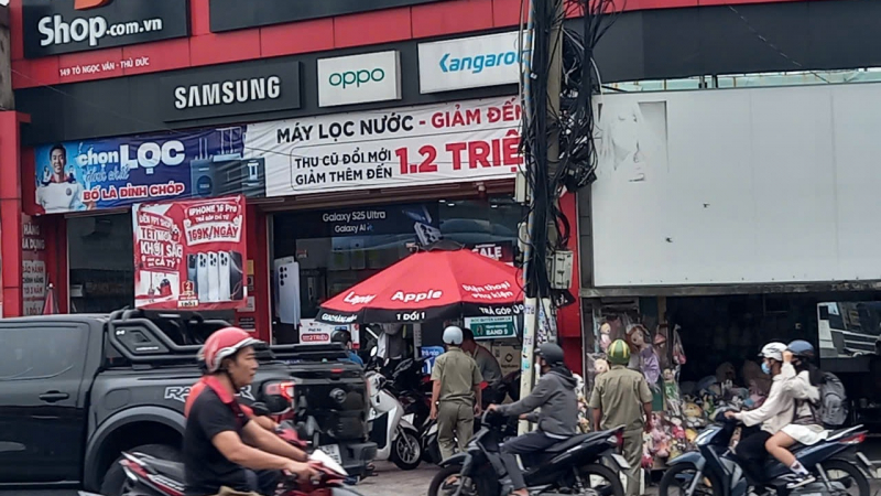 Nghi án thanh niên cầm hung khí khống chế nhân viên, cướp tài sản tại cửa hàng FPT Shop