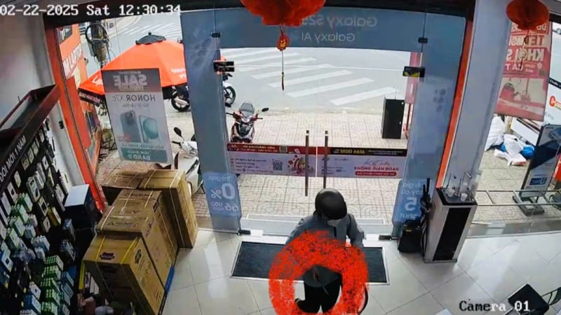 Khoảnh khắc nam sinh viên cầm dao vào cửa hàng FPT ở Thủ Đức, đe dọa cướp hơn 150 triệu đồng