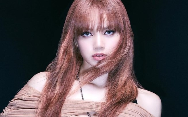 Lisa Blackpink kể chuyện bị fan cuồng bám đuôi, chặn xe taxi