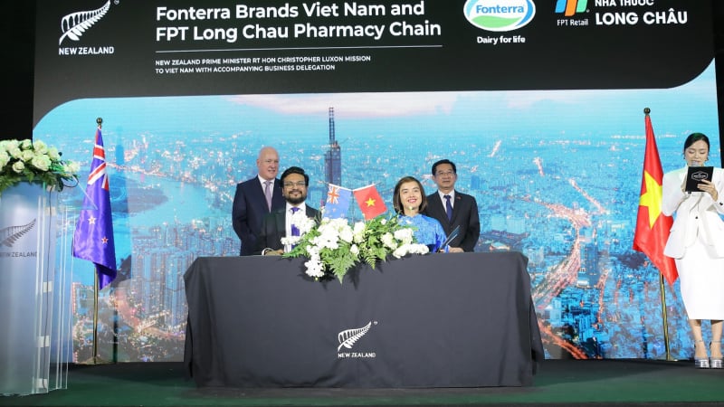 Thủ tướng New Zealand và lãnh đạo TP.HCM chứng kiến lễ ký kết hợp tác chiến lược giữa FPT Long Châu và Anlene