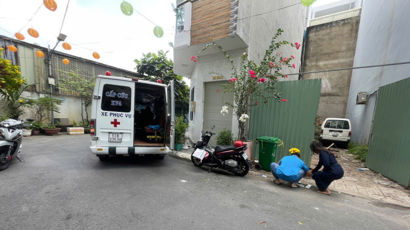 Cảnh sát quận Tân Phú trích xuất camera tìm kẻ ném thai nhi vào bãi đất trống