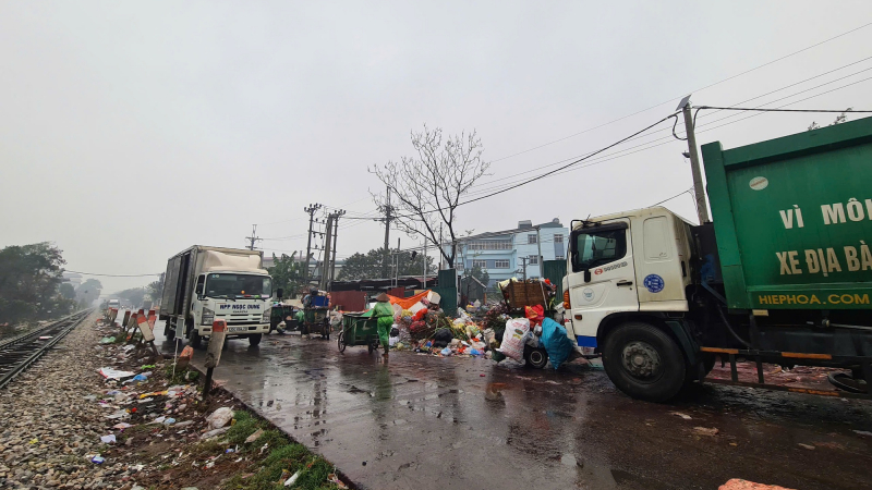 Hà Nội: Trích xuất camera truy tìm thủ phạm đổ trộm bánh kẹo hết hạn sử dụng chất thành đống ở bãi rác