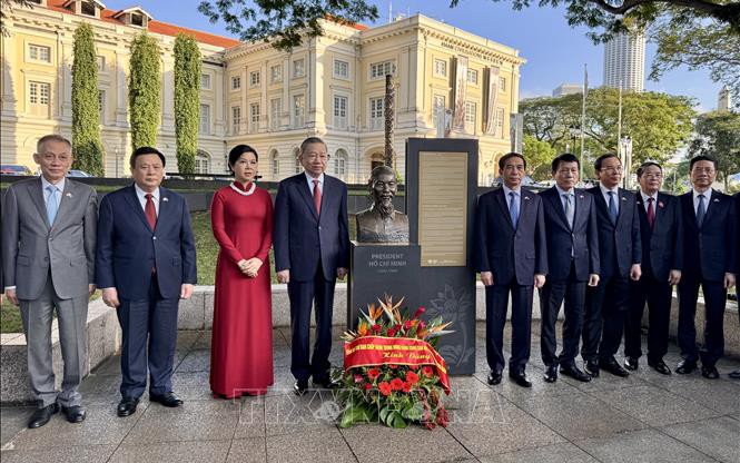 Tổng Bí thư Tô Lâm dâng hoa tưởng niệm Chủ tịch Hồ Chí Minh ở Bảo tàng Văn minh châu Á, Singapore
