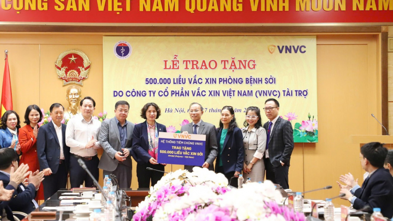 Bộ Y tế tiếp nhận 500.000 liều vaccine phòng bệnh sởi được VNVC trao tặng