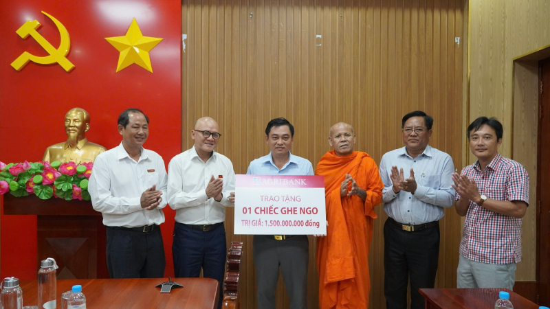 Agribank hỗ trợ 1,5 tỷ đồng mua ghe ngo cho đồng bào dân tộc Khmer huyện Trà Cú, tỉnh Trà Vinh