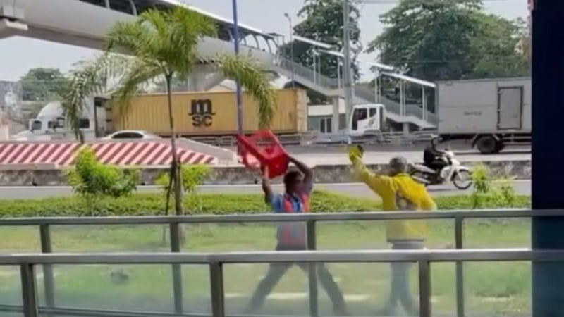 Bảo vệ ga metro cầm ghế nhựa đánh nhau với tài xế xe công nghệ