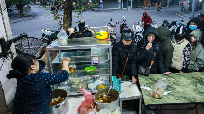 Tết Hàn Thực 2025: Người Hà Nội xếp hàng đợi 2 giờ đồng hồ để mua bánh trôi, bánh chay