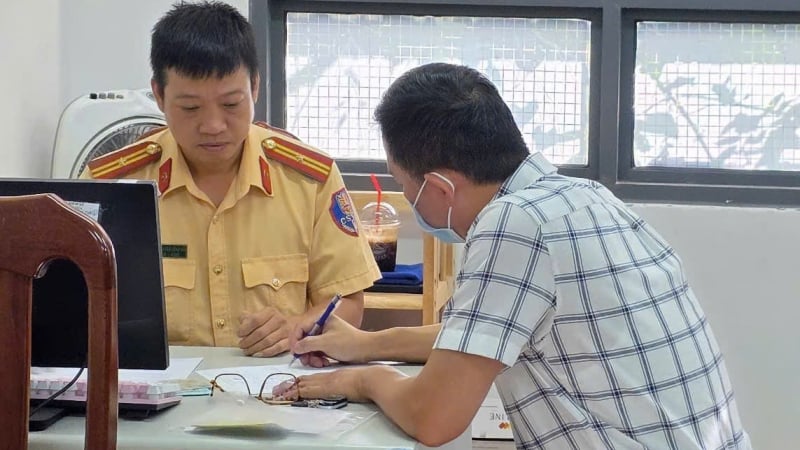 Phạt 5 triệu đồng và tịch thu thiết bị vụ tài xế lái ô tô Mercedes bật đèn giống đèn ưu tiên
