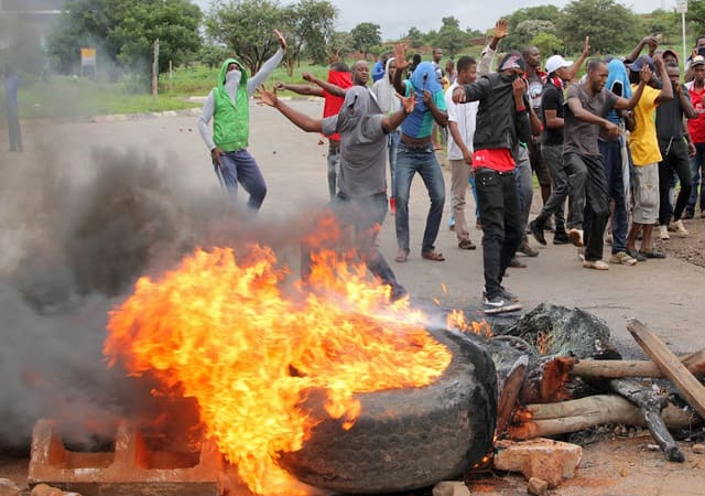 Zimbabwe tăng gấp đôi giá xăng chỉ trong một đêm