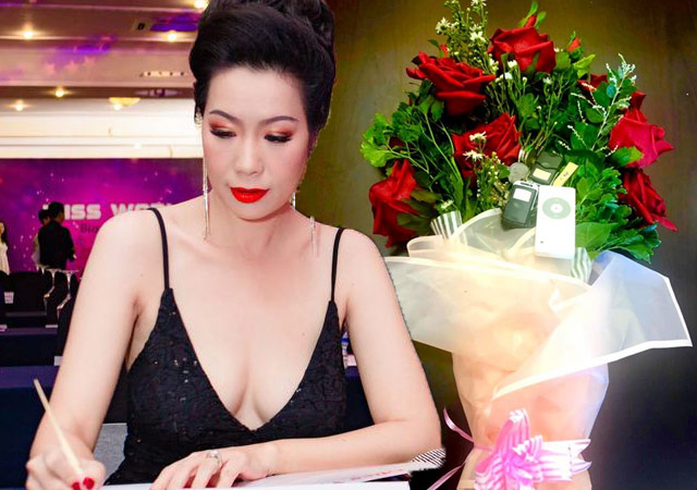 'Nữ hoàng bikini đầu tiên của V-biz' nhận được hoa kèm chìa khóa nhà 200m2