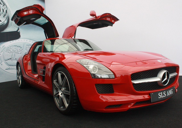 Cận cảnh siêu xe "cửa cánh chim" Mercedes SLS AMG