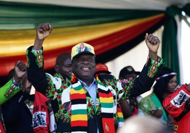 Khoảnh khắc Tổng thống Zimbabwe suýt mất mạng vì bom