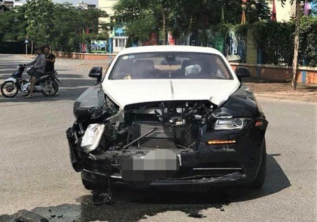 Ai điều khiển siêu xe Rolls-Royce gặp tai nạn với xe Honda CRV?