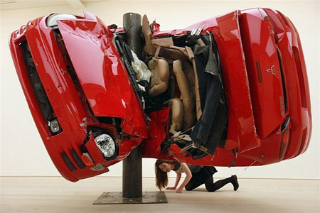 Kỳ lạ: Những ô-tô nát bươm vì tai nạn giá ngất ngưởng