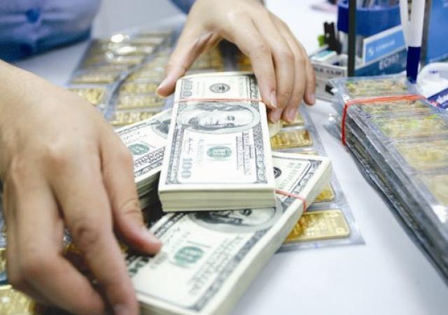 Chênh lệch giá mua-bán USD nới rộng, vàng phục hồi