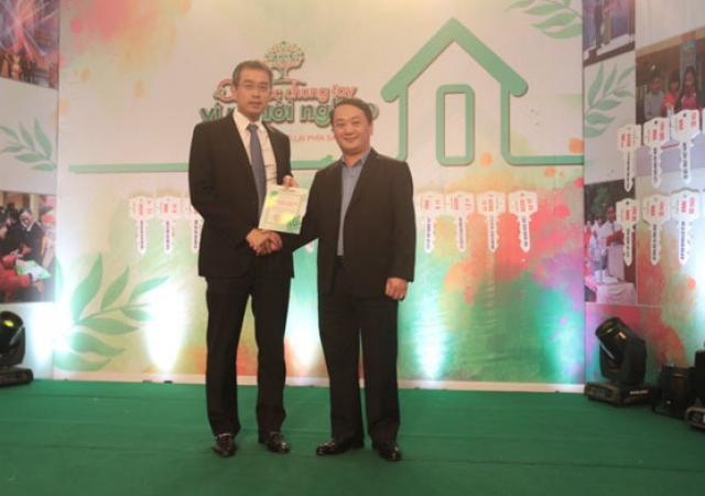 VNA ủng hộ Quỹ Vì người nghèo 300 triệu đồng
