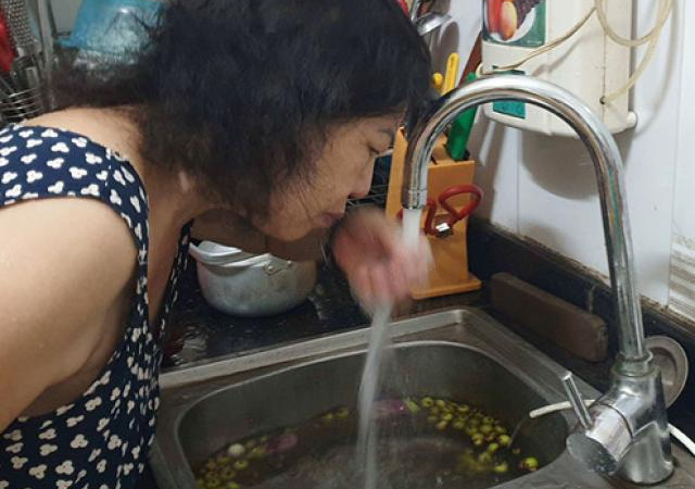 Nước sạch ở HN có mùi lạ: Viwasupco phải bồi thường cho người dân?