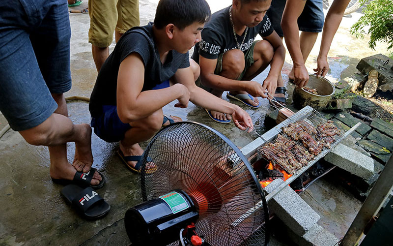 Đầu, đuôi, chân và nội tạng chuột đều vứt bỏ, chỉ phần thân được hấp hoặc nướng bằng than củi.