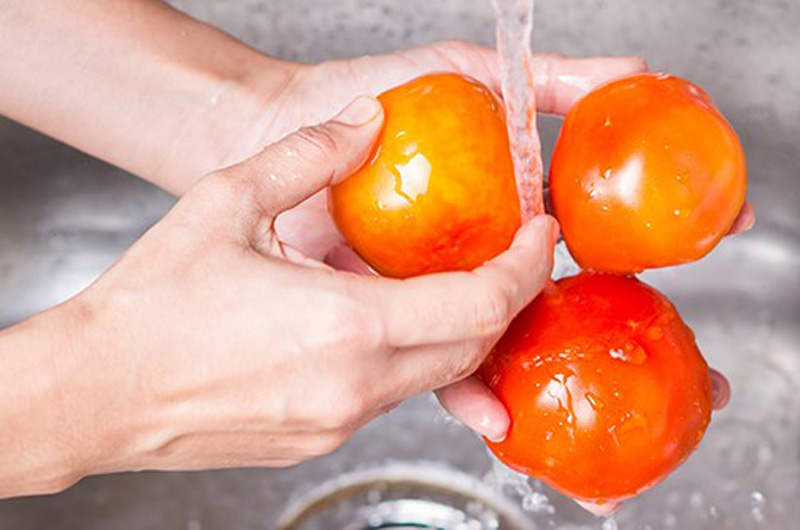Muối có tác dụng diệt khuẩn trong khi giấm có thể tiêu diệt bọ, côn trùng nhỏ ẩn nấp trong rau xanh. Dung dịch nước muối và chanh là dung dịch an toàn tuyệt đối để ngâm rau củ quả. (Nguồn Wpengine) Muối có tác dụng diệt khuẩn trong khi giấm có thể tiêu diệt bọ, côn trùng nhỏ ẩn nấp trong rau xanh. Dung dịch nước muối và chanh là dung dịch an toàn tuyệt đối để ngâm rau củ quả. (Nguồn Wpengine)