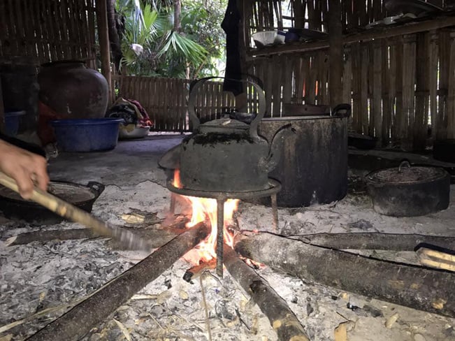 Bếp lửa quê nhà là nơi ấm áp, quần tụ của cả gia đình. (Ảnh: Phạm Quý Trọng) Bếp lửa quê nhà là nơi ấm áp, quần tụ của cả gia đình. (Ảnh: Phạm Quý Trọng)
