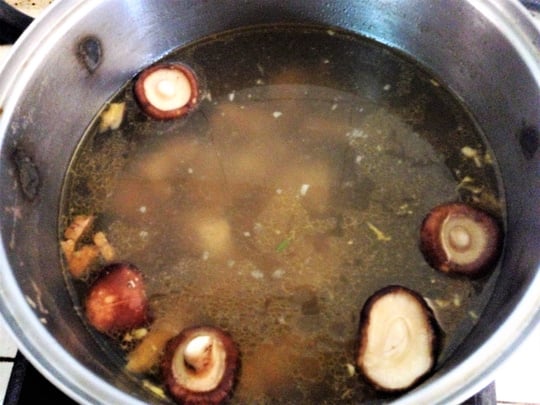 Cho thêm nước vào, hầm gà khoảng 40 phút.