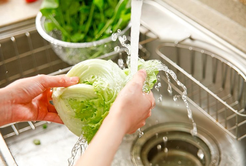 Nghiên cứu cho thấy giấm có khả năng tiêu diệt các vi khuẩn, virus, đồng thời phá vỡ phấn, lông bên ngoài. Vì vậy bạn có thể ngâm rau quả trong dung dịch nước và giấm trước khi sử dụng để đảm bảo vệ sinh và an toàn. (Nguồn Deltafaucet) Nghiên cứu cho thấy giấm có khả năng tiêu diệt các vi khuẩn, virus, đồng thời phá vỡ phấn, lông bên ngoài. Vì vậy bạn có thể ngâm rau quả trong dung dịch nước và giấm trước khi sử dụng để đảm bảo vệ sinh và an toàn. (Nguồn Deltafaucet)