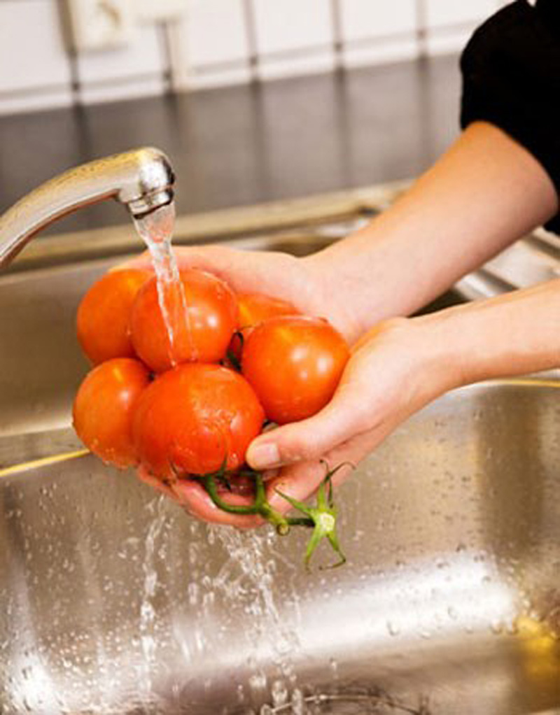 Muối có tính sát khuẩn và sát trùng, do đó sẽ loại bỏ được đáng kể vi khuẩn, bụi bẩn có trong rau quả. (Nguồn Myfrienddebbie) Muối có tính sát khuẩn và sát trùng, do đó sẽ loại bỏ được đáng kể vi khuẩn, bụi bẩn có trong rau quả. (Nguồn Myfrienddebbie)