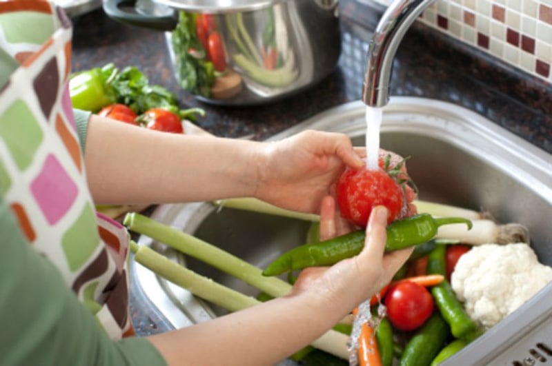 Vì vậy, sau khi vo gạo, bạn đừng vội đổ bỏ nước đi, hãy giữ lại để rửa rau quả, vừa giúp tiết kiệm nước vừa hạn chế bớt độc tố. (Nguồn Eatrightontario) Vì vậy, sau khi vo gạo, bạn đừng vội đổ bỏ nước đi, hãy giữ lại để rửa rau quả, vừa giúp tiết kiệm nước vừa hạn chế bớt độc tố. (Nguồn Eatrightontario)
