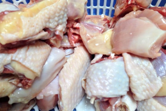 Gà chặt miếng vừa ăn.