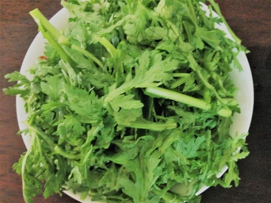 Cải cúc ăn kèm cùng lẩu gà.