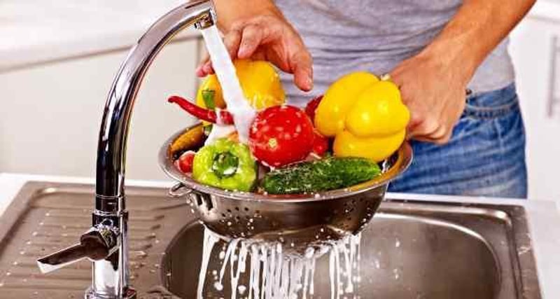 Ngoài ra, bạn có thể sử dụng dung dịch nước muối và chanh để rửa rau quả cũng rất hiệu quả mà lại an toàn. (Nguồn Thehealthsite) Ngoài ra, bạn có thể sử dụng dung dịch nước muối và chanh để rửa rau quả cũng rất hiệu quả mà lại an toàn. (Nguồn Thehealthsite)
