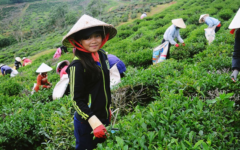 Những bé gái cũng “tập tành” học nghề này.