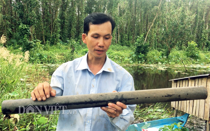Ống nhựa làm trúm đặt lươn có chiều dài khoảng 1-1,2m, thiết kế những lỗ nhỏ ở thân ống (Ảnh: Chúc Ly). Ống nhựa làm trúm đặt lươn có chiều dài khoảng 1-1,2m, thiết kế những lỗ nhỏ ở thân ống (Ảnh: Chúc Ly).