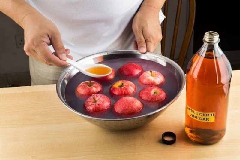 Trong nước máy bạn sử dụng để rửa rau quả chứa clo và các hợp chất làm sạch khác. Đây là tác nhân gây cản trở việc khử vi khuẩn và hóa chất trong rau củ. Vì vậy, bạn có thể sử dụng nước đun sôi để nguội để rửa rau cũ sẽ an toàn hơn. (Nguồn Naturallivingideas) Trong nước máy bạn sử dụng để rửa rau quả chứa clo và các hợp chất làm sạch khác. Đây là tác nhân gây cản trở việc khử vi khuẩn và hóa chất trong rau củ. Vì vậy, bạn có thể sử dụng nước đun sôi để nguội để rửa rau cũ sẽ an toàn hơn. (Nguồn Naturallivingideas)