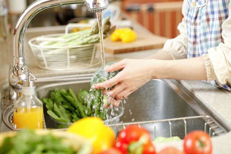 Mẹo hay để rửa sạch rau quả là ngâm vào nước vo gạo. Nước vo gạo có thể trung hòa độc tính của tàn dư thuốc trừ sâu còn sót lại trên rau quả. (Nguồn Renegadehealth) Mẹo hay để rửa sạch rau quả là ngâm vào nước vo gạo. Nước vo gạo có thể trung hòa độc tính của tàn dư thuốc trừ sâu còn sót lại trên rau quả. (Nguồn Renegadehealth)