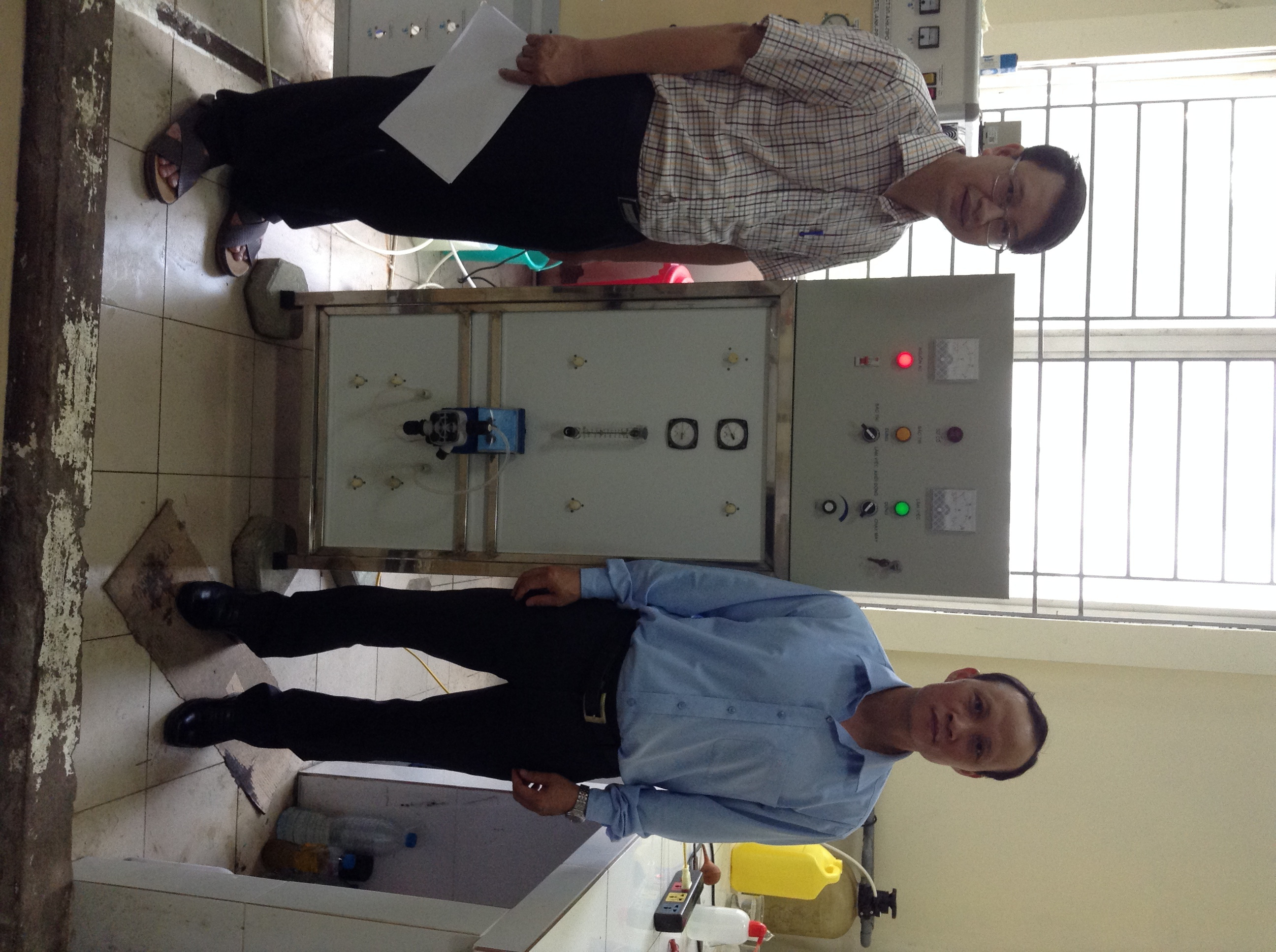 TS. Hà Quý Quỳnh, Trưởng Ban Ứng dụng và Triển khai công nghệ (phải) và TS. Nguyễn Trần Điện, Phó Viện trưởng Viện Công nghệ Môi trường bên thiết bị sản xuất anolit tại xưởng thực nghiệm của Viện Hàn lâm Khoa học và Công nghệ Việt Nam. TS. Hà Quý Quỳnh, Trưởng Ban Ứng dụng và Triển khai công nghệ (phải) và TS. Nguyễn Trần Điện, Phó Viện trưởng Viện Công nghệ Môi trường bên thiết bị sản xuất anolit tại xưởng thực nghiệm của Viện Hàn lâm Khoa học và Công nghệ Việt Nam.