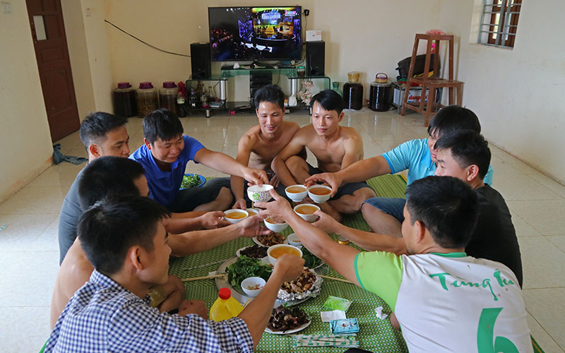 Với thanh niên nơi đây, thú săn chuột đồng vào mỗi cuối tuần khiến tình làng, nghĩa xóm thêm đậm đà. Bởi hàng ngày, mỗi người đi làm về đến nhà là tối mịt, không có thời gian giao lưu như trước.