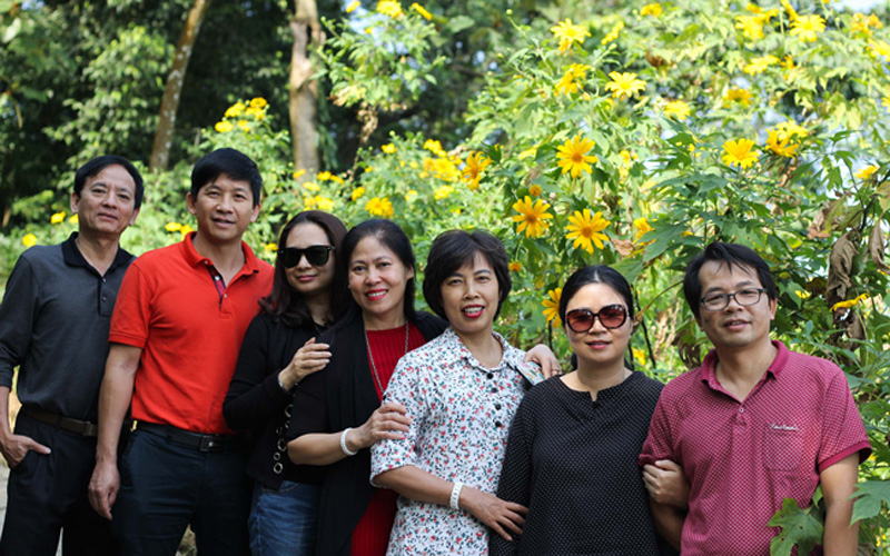 Những du khách đến từ quận Ba Đình (Hà Nội), cùng nhau lưu lại khoảnh khắc trong mùa hoa dã quỳ. Những du khách đến từ quận Ba Đình (Hà Nội), cùng nhau lưu lại khoảnh khắc trong mùa hoa dã quỳ.