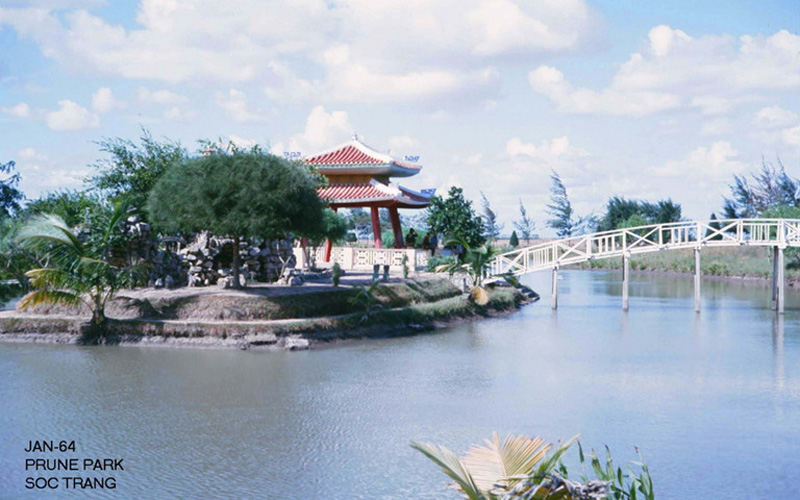Tiểu đảo ở công viên Hồ Nước Ngọt. Lầu vọng cảnh trên đảo ngày nay vẫn còn. Ảnh: George Muccianti. Tiểu đảo ở công viên Hồ Nước Ngọt. Lầu vọng cảnh trên đảo ngày nay vẫn còn. Ảnh: George Muccianti.