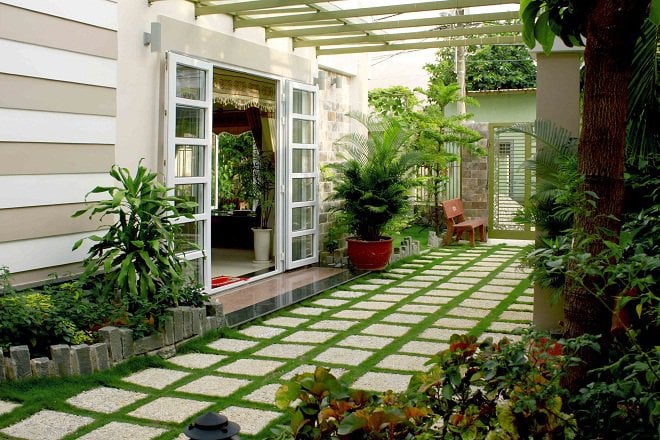 Mẫu thiết kế sân vườn bên hông nhà được áp dụng rất nhiều tại Việt Nam. Không gian sân vườn tràn ngập cây xanh, kết hợp với lối đi rải sỏi rất sạch đẹp, không ngại đọng nước gây trơn trượt. Mẫu thiết kế sân vườn bên hông nhà được áp dụng rất nhiều tại Việt Nam. Không gian sân vườn tràn ngập cây xanh, kết hợp với lối đi rải sỏi rất sạch đẹp, không ngại đọng nước gây trơn trượt.