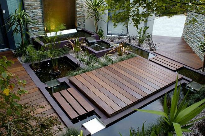 Gỗ cũng là một trong những chất liệu của thiên nhiên được ứng dụng nhiều nhất trong thiết kế sân vườn: hàng rào gỗ bảo vệ, bồn hoa bằng gỗ, xen kẽ là ghế ngôi được trang trí bằng những chiếc gối tựa lưng êm ái. Gỗ cũng là một trong những chất liệu của thiên nhiên được ứng dụng nhiều nhất trong thiết kế sân vườn: hàng rào gỗ bảo vệ, bồn hoa bằng gỗ, xen kẽ là ghế ngôi được trang trí bằng những chiếc gối tựa lưng êm ái.