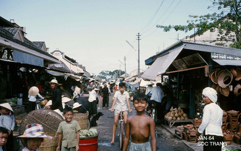Bên ngoài chợ Sóc Trăng. Ảnh: George Muccianti. Bên ngoài chợ Sóc Trăng. Ảnh: George Muccianti.